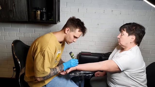 ПЕРВАЯ ТАТУИРОВКА В 62 ГОДА смотреть онлайн