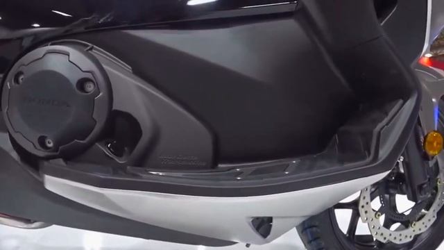 The Integra 750 Disguises Itself As A Maxi-Scooter | Honda Integra 750