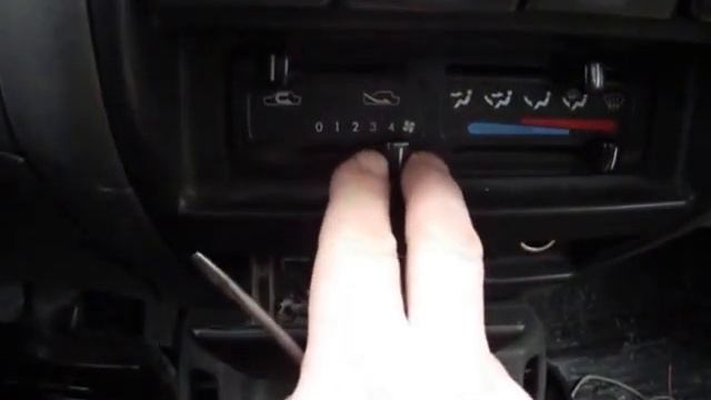 Снятие блока управления печкой наНиссан Террано2(Форд Маверик) смотреть онлайн