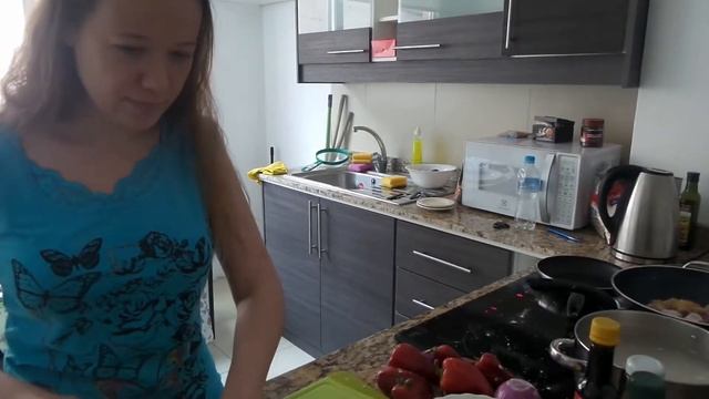 Готовим рыбу в кисло-сладком соусе с ананасами красным перцем и луком (часть 1) смотреть онлайн
