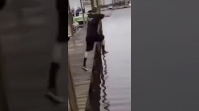 Прыгали с пирса