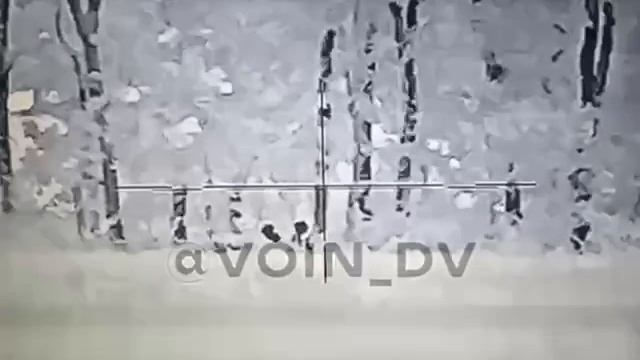 ??戦車が忍び寄り、?撃破した！ザポリージャ方面からの映像です。戦車のクルーが塹壕に潜んでいた2人の????NATOの傭兵を発見しました。遠距離から正確な射撃が行われ、砲弾は直撃?。 смотреть онлайн