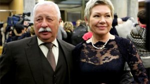 Как выглядит третья жена телеведущего Леонида Якубовича и его дочь Варвара. Чем они занимаются