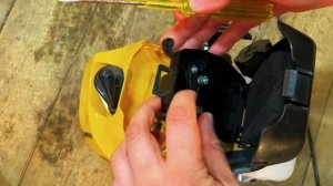 ВОЗДУШНАЯ ЗАСЛОНКА ВСТАЛА РАКОМ И Я ВКРУТИЛ ЕЙ СВОЙ САМОРЕЗ. ТРИММЕР НЕ НАБИРАЕТ ОБОРОТЫ.