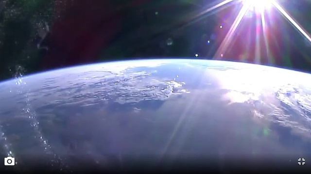 Очередной чудный рассвет в космосе,вид из МКС.14/01/17 смотреть онлайн