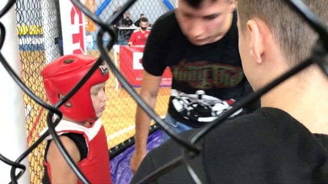 АРСЕНИЙ 8 ЛЕТ БОЙ В ОКТАГОНЕ | ARSENY 8 YEARS OLD FIGHT IN THE OCTAGON смотреть онлайн