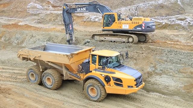 Volvo EC 460 B LC loading Volvo A40 F смотреть онлайн