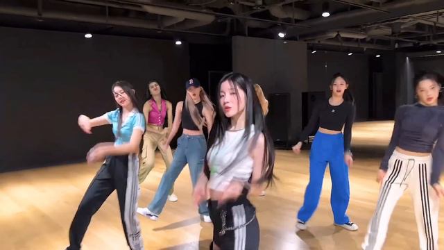 6 BABY MONSTER and 1 OLD DEMON💀🥹 (FULL DANCE) смотреть онлайн