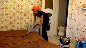 Уборка квартиры. Пропылесосить кровать