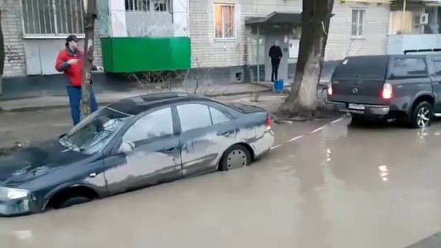 Жители дома в центре Волгограда устали от лужи-моря в собственном дворе смотреть онлайн