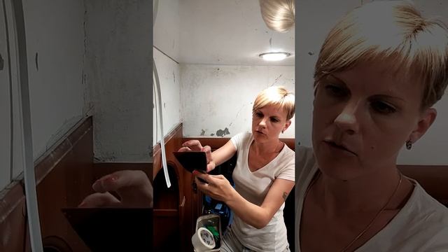 Как менять или клеить обои с установленным натяжным потолком смотреть онлайн