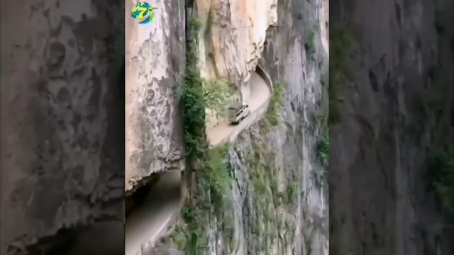 Hubei China - one of the most dangerous roads in the world смотреть онлайн