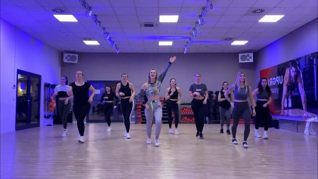 JALEBI BABY by Tesher I ZUMBA® mit Kristin Soba #zumba #zumbachoreo #zumbafitness смотреть онлайн