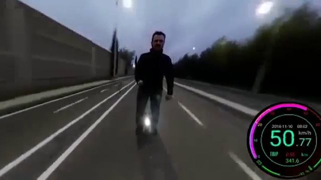 МоноКолесо - 51 км/ч и парень "поломался" смотреть онлайн