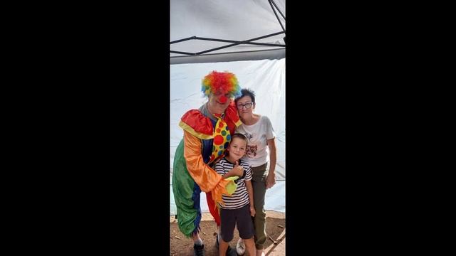 День рождения, друзья и папа в костюме клоуна смотреть онлайн