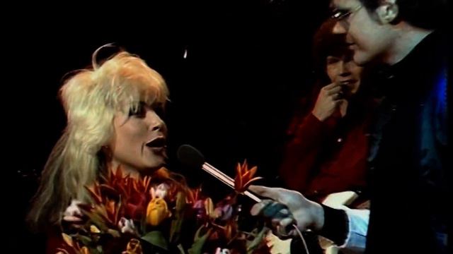 Debbie Harry Receives a Bunch of Tulips from Ad Visser [TopPop] 1978/01/28 смотреть онлайн