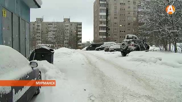Машин в мурманских дворах больше снега, поэтому его и не убирают смотреть онлайн