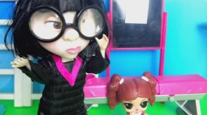 ЛИЦОМ В ПЕСОК? НА ФИЗКУЛЬТУРЕ! Куклы ЛОЛ сюрприз ВЕСЕЛАЯ ШКОЛА смешные мультики Даринелка