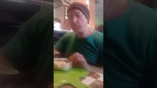 Ем салат оливье в мойонезе из магазина Победа, с аппетитом смотреть онлайн