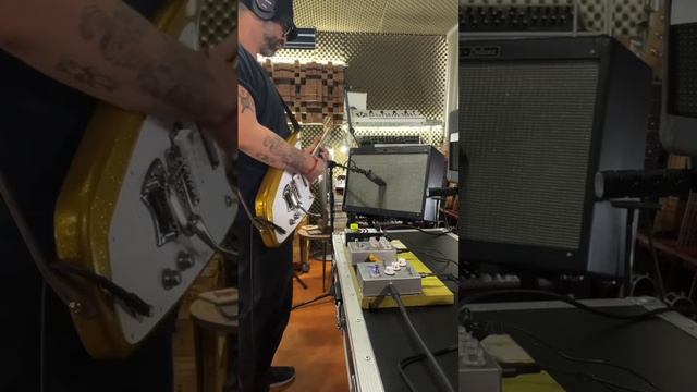 HALLMARK SWEPT WING GUITAR - ELECTROVOICE RE20 MICROPHONE - FENDER DELUXE AMP - NIÑORATA OVERDRIVE смотреть онлайн