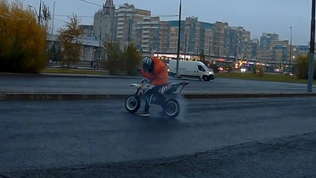 !ОСЕННИЕ ПОКАТУШКИ НА ПИТБАЙКАХ ПО ГОРОДУ! смотреть онлайн