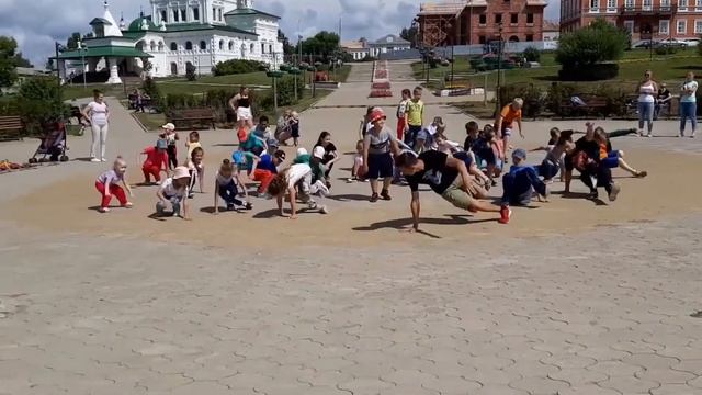 Танец Флешмоб с Детьми в Центре Города смотреть онлайн