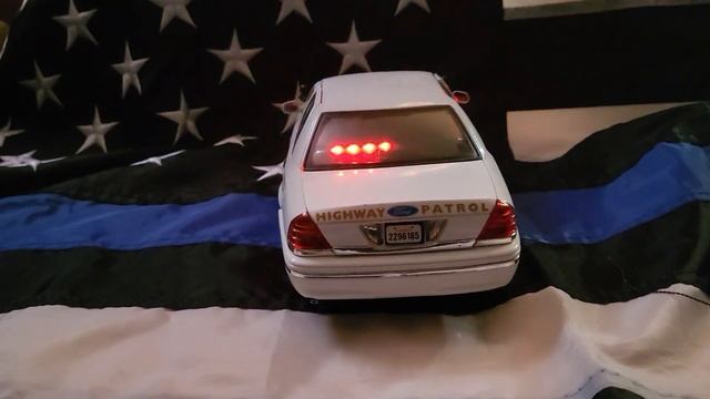 Ford Crown Victoria California Highway Patrol K-9 in 1/18 scale with Lights смотреть онлайн
