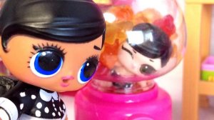 ВЕНЗДЕЙ ТАПКИ ВЫБИРАЛА, СЕСТРА СБЕЖАЛА И ЗАСТРЯЛА🤣😱🤣 Куклы ЛОЛ сюрприз мультики ДАРИНЕЛКА