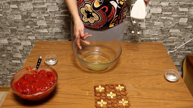 "Клубника под снегом" - наш самый вкусный пирог!!! Простой и вкусный пирог с клубникой. смотреть онлайн