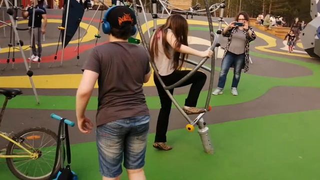 Прогулка в парке. Костян на центрифуге смотреть онлайн