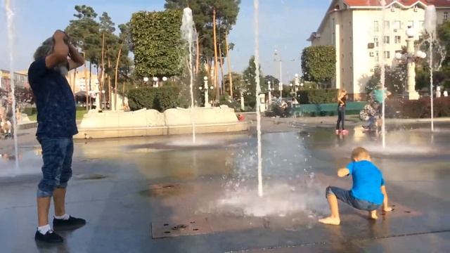 Из сыном Павликом, удерживаем фонтан смотреть онлайн