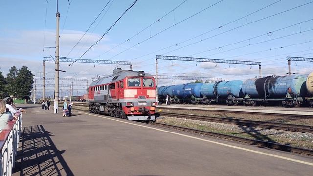 Тепловоз 2М62У-0354 выполняет манёвры. смотреть онлайн