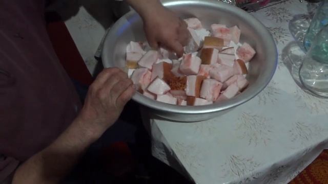 Как приготовить соленый свиной шпик в домашних условиях. Рецепт смотреть онлайн