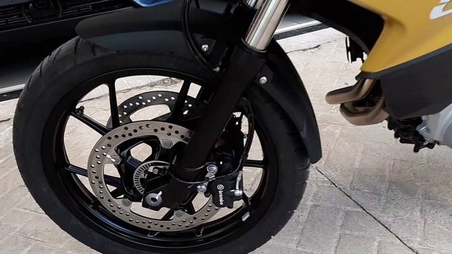 F750GS SPORT Amarela Nova cor. No detalhe. смотреть онлайн