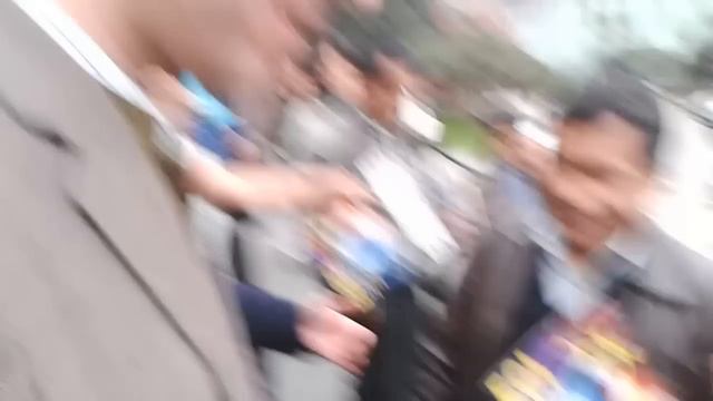Harald abordado por fans saliendo de la UNI смотреть онлайн