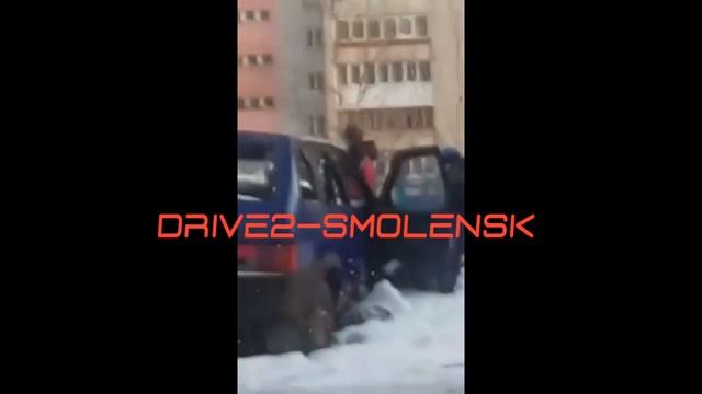 Дети лазают по машине на улице Толмачева смотреть онлайн