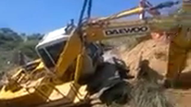 Daewoo solar 130iii excavator accident by bahawal khan landazi смотреть онлайн