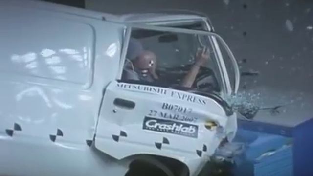 Crash test of Mitsubishi Express van смотреть онлайн