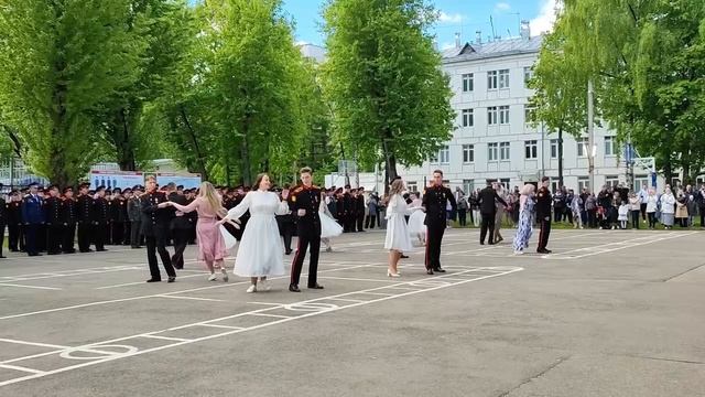 Кадетский вальс на последнем звонке «Первого Московского кадетского корпуса» 2022-06-02 смотреть онлайн