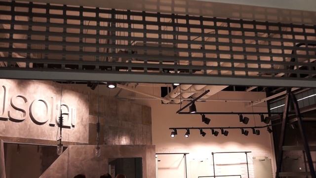 Вывеска на магазин одежды в ТЦ Охта Молл | интерьерная вывеска смотреть онлайн