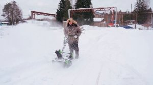 Тест самоходного аккумуляторного снегоуборщика Greenworks GC82