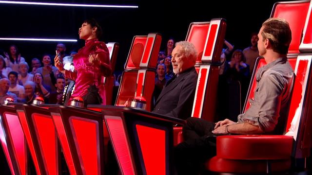 Jennifer Hudson Perform Spotlight From Her Red Chair On The Voice UK