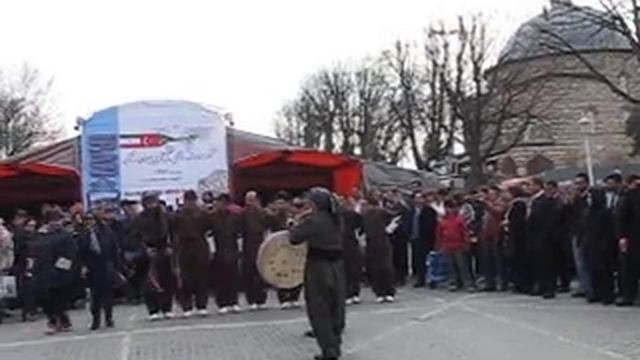 Турецкие национальные танцы в Стамбуле возле Айя-София смотреть онлайн