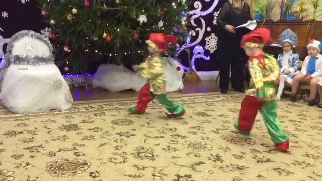 Новый год у Дениса. Средняя группа смотреть онлайн