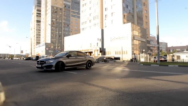 MERCEDES-BENZ CLA: Тест-драйв в программе "Москва рулит". смотреть онлайн