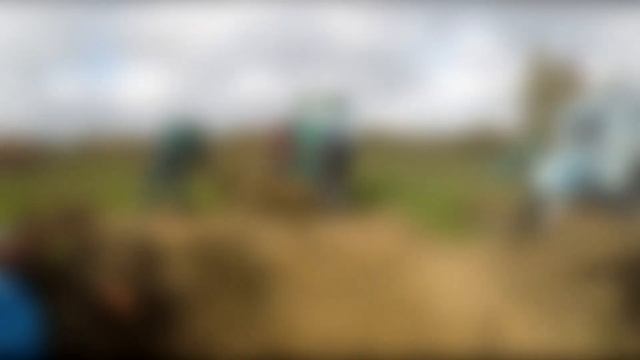 Первый работы с фронтальным погрузчиком на МТЗ #латвия #хутор #мтз #wollmet #беларусс смотреть онлайн