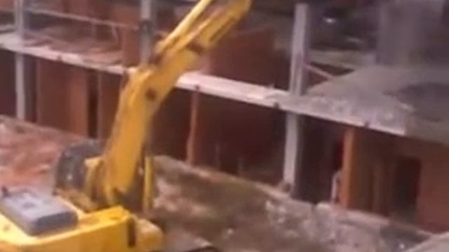 Разрушение каркаса магазина на Жукова 20