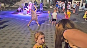 Анапа, барабанщик Дмитрий Хмыз играет на барабанах на Набережной Анапы треки для детей вечером.