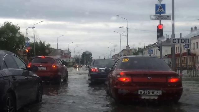 Потоп на улице Карла Маркса в Ишиме, после дождя 14.07.2013 г. смотреть онлайн