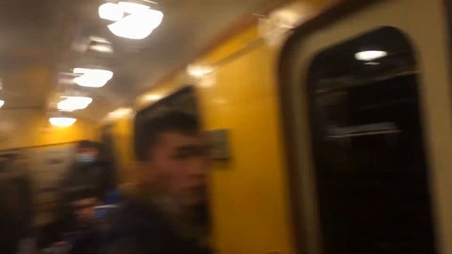 Ретропоезд петербургского метро следует с пассажирами. 15.11.2020 смотреть онлайн